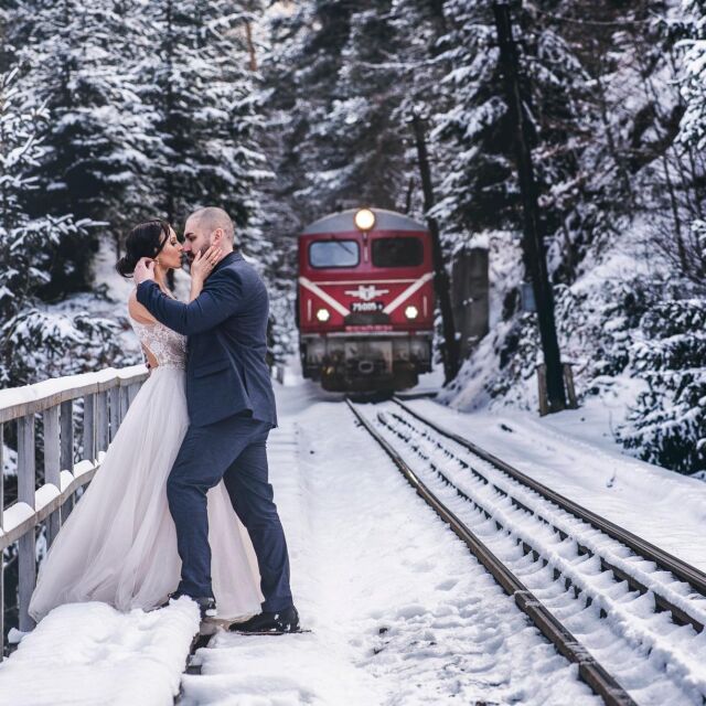 Извън клишето: Как фотограф убеди младоженци за нестандартната фотосесия теснолинейка