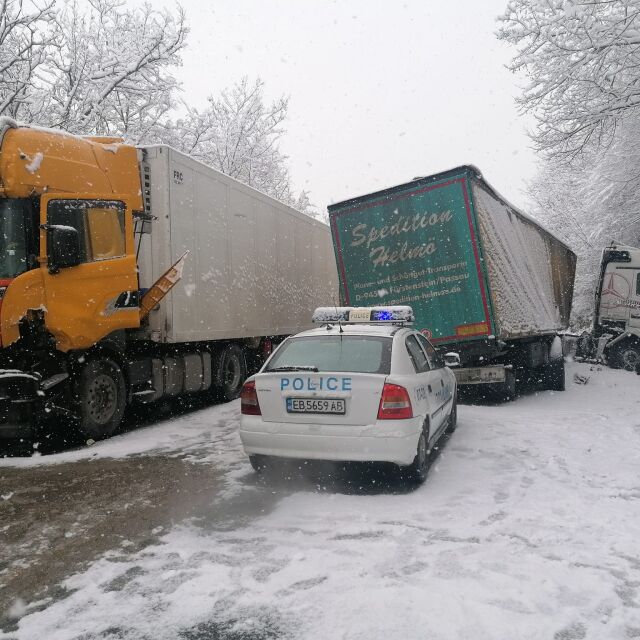 Катастрофа между два камиона затвори пътя София – Варна