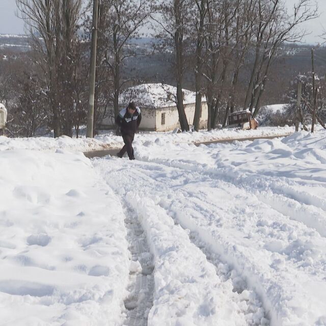 Линейка не стигна до болно дете заради снега в Ивайловградско 