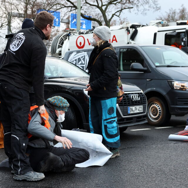 Защо екоактивисти се залепиха за асфалта на основен път в Берлин?