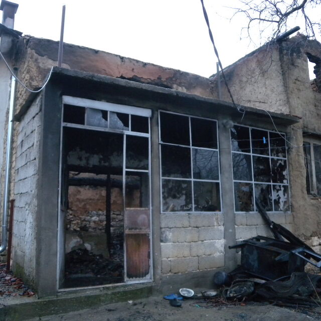 Пожар изпепели двуетажна къща в Шумен - жена загина, огнеборец пострада