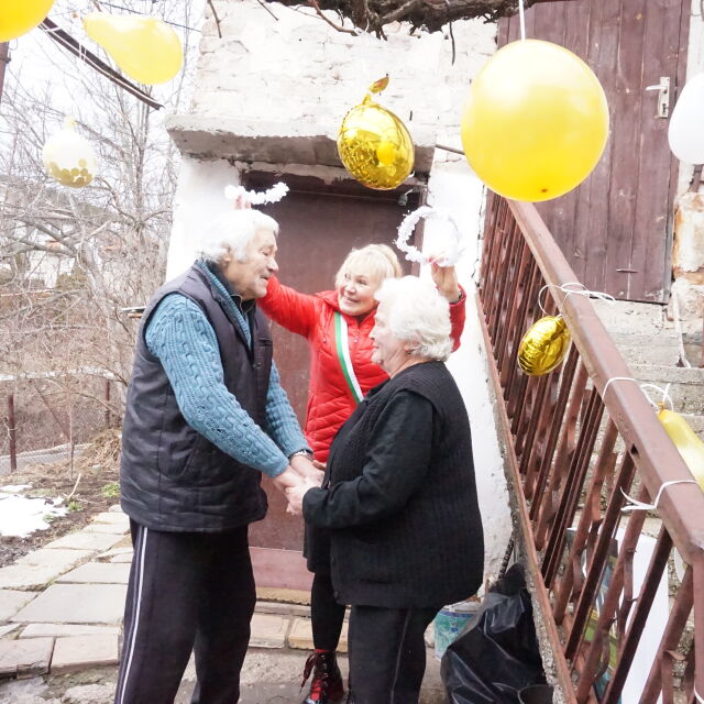 След 72 г. заедно: Двойка поднови брачните си клетви в двора на къщата си