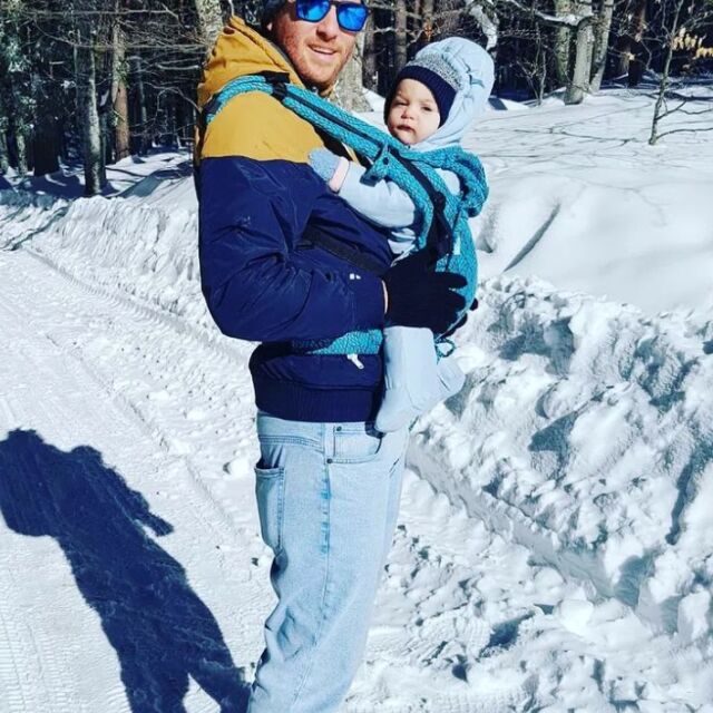 Христо Пъдев от "Татковци" носи бебето си до хижа "Септември" на Витоша