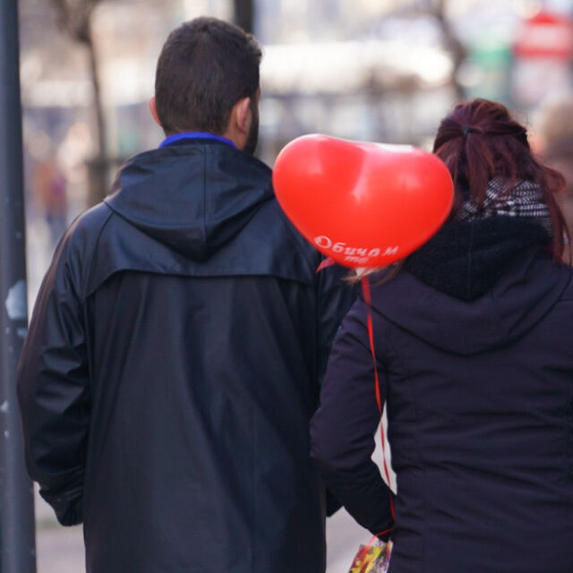 Празникът на любовта в София: Улиците са пълни със сърца (СНИМКИ И ВИДЕО)