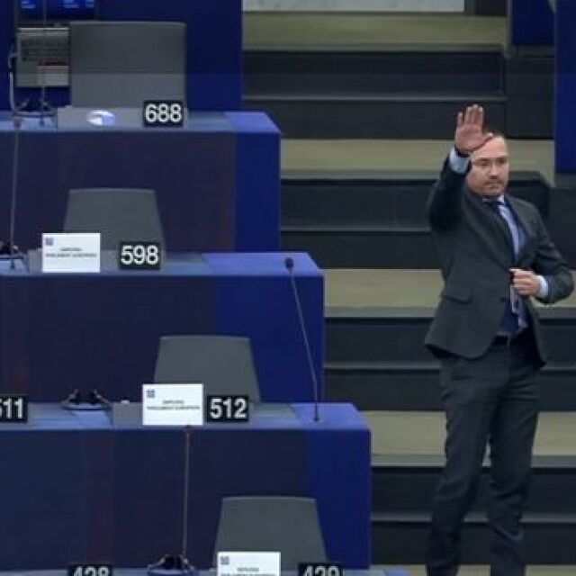 Джамбазки предизвика скандал в ЕП с жест с ръката, приличащ на нацистки поздрав