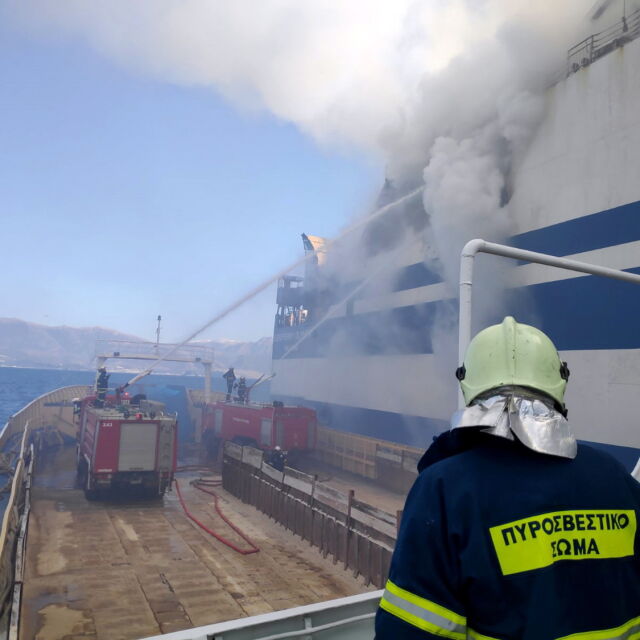 Продължава спасителната акция след пожара на ферибот в Йонийско море
