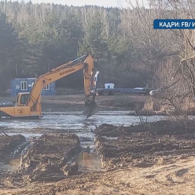 Багери разкопават коритото на река Искър 