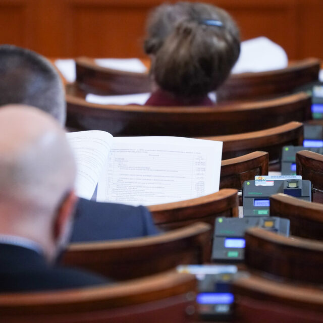 Среднощно заседание: Бюджет 2022 не беше приет, гласуванията продължават днес