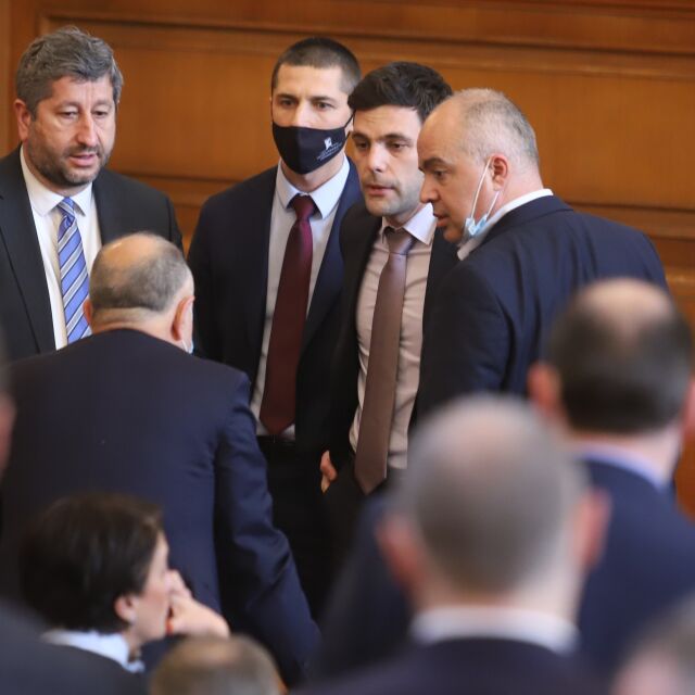Депутатите прекъснаха работата си по Бюджет 2022 и се заеха с темата „Украйна“