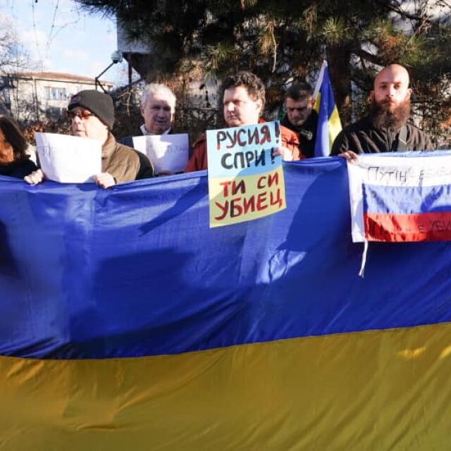 „Спрете Путин! Спрете войната!“: Украинците у нас се вдигнаха на протест