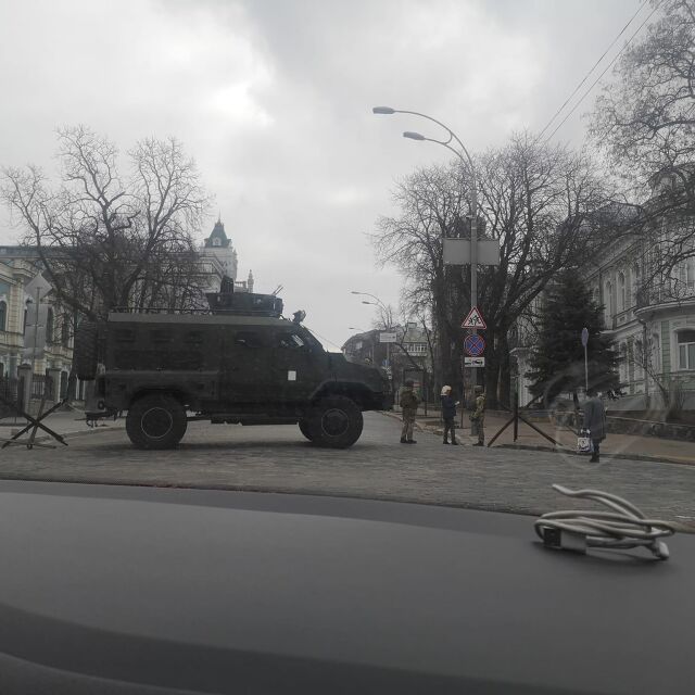 Специалните пратеници на bTV: Има танкове и военни в Киев (ВИДЕО)