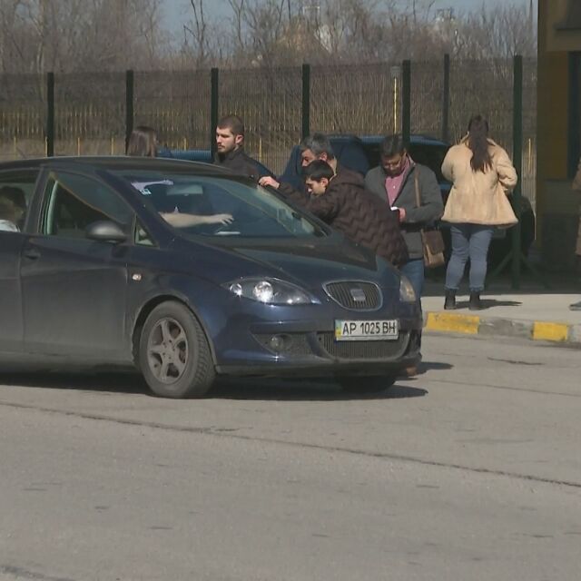 По информация на bTV десетки автомобили с украинци са влезли в България