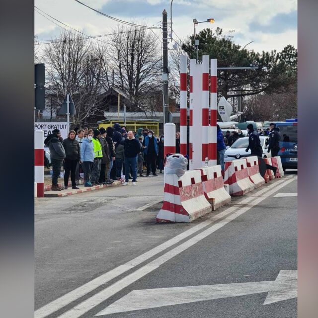Струпване на украинци на границата с Румъния (СНИМКИ И ВИДЕО)