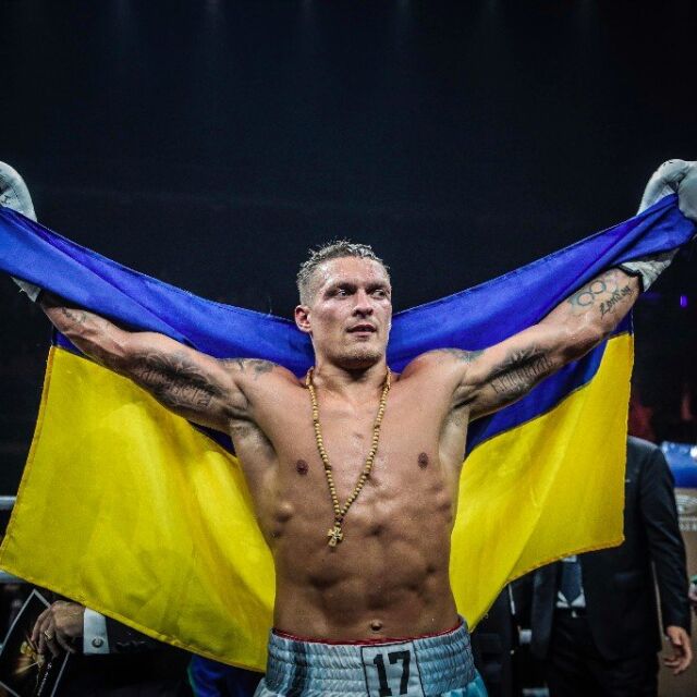 Шампионът Усик вече е в Украйна, призова за обединение (ВИДЕО)