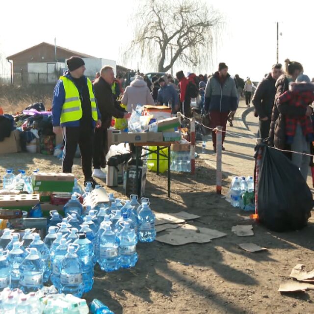 Хиляди жени и деца бягат от Украйна в Полша, посрещат ги доброволци
