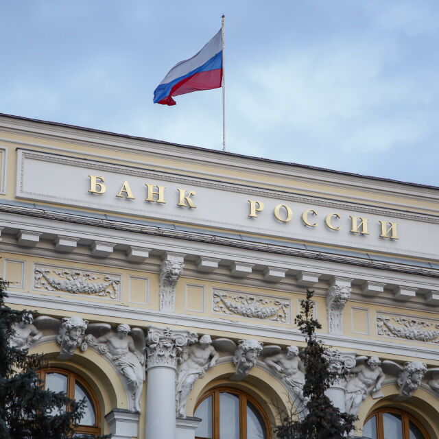 Опашки се извиха пред банки и банкомати в Русия