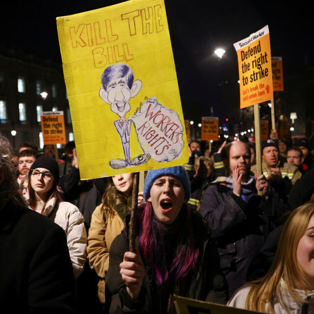 Стотици хиляди стачкуват във Великобритания