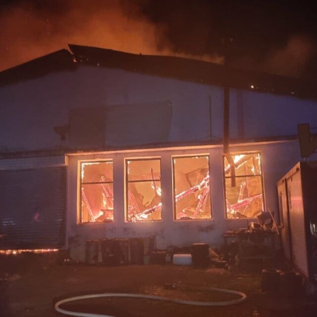 Пожар горя в складова база в Бургас (СНИМКИ)