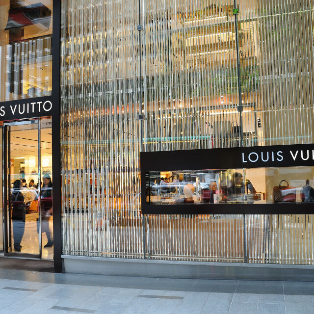 Louis Vuitton: Как едно бездомно момче създаде луксозен моден гигант