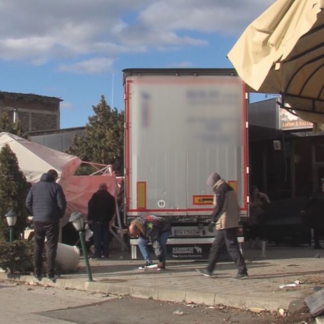 Камион се заби в кафене на автомивка в Пазарджик