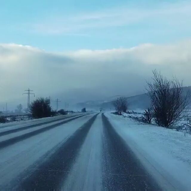 Обилни снеговалежи и силен вятър на прохода Шипка