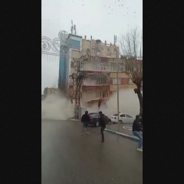 Силният трус в Турция: Кадри от срутването на жилищна сграда (ВИДЕО)