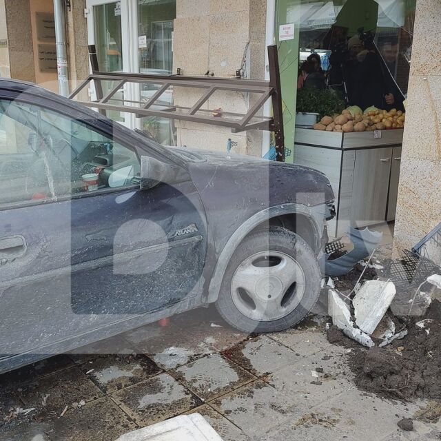 Кола влетя в зеленчуков магазин в центъра на Бургас (СНИМКИ)