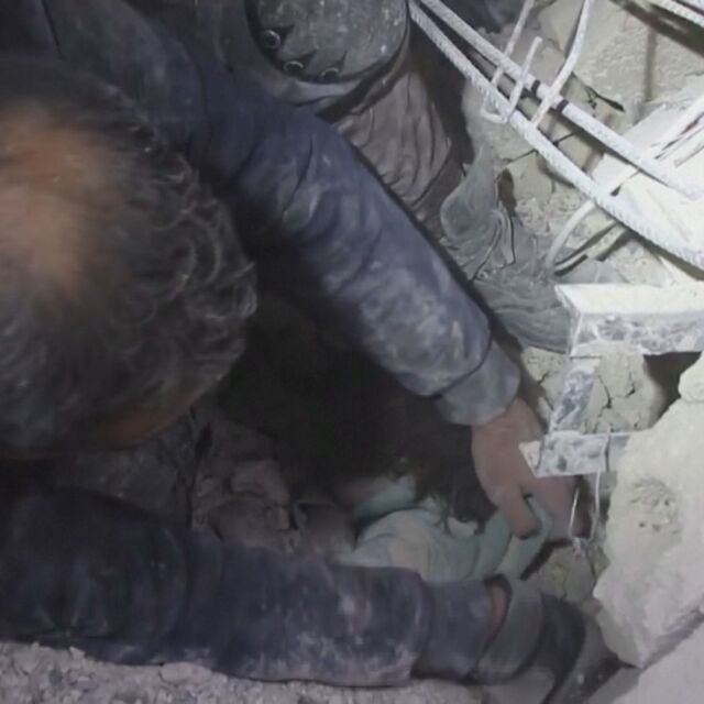 Спасение под развалините: Извадиха дете под срутена сграда в Сирия (ВИДЕО)