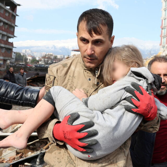 Животът побеждава: Бебета и деца са извадени живи след 48 ч. под руините (ВИДЕО)