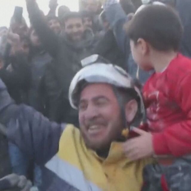 Щастието да спасиш човешки живот: Извадиха цяло семейство от развалините в Сирия (ВИДЕО)