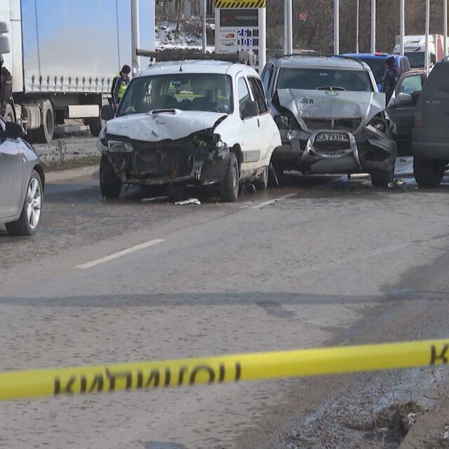 Верижна катастрофа между седем коли във Велико Търново (ВИДЕО)