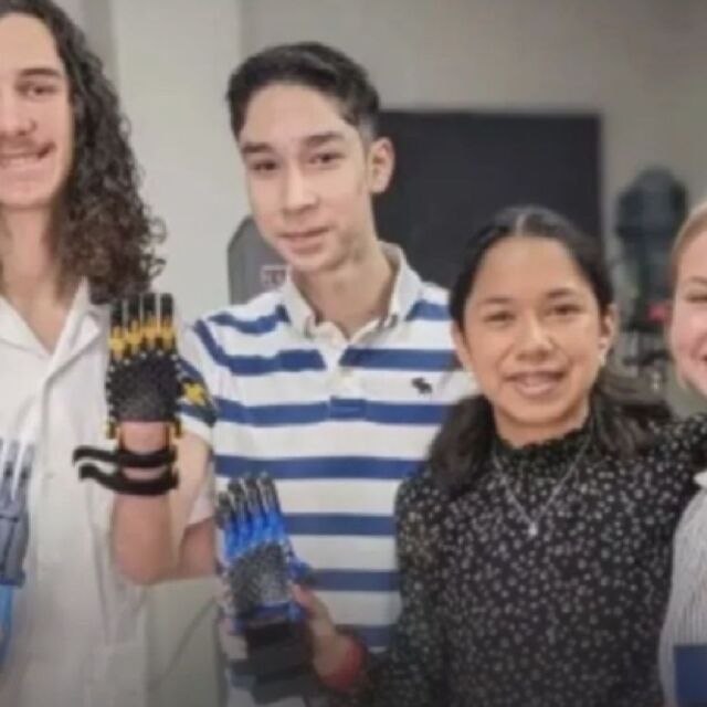 “Промениха живота ми“: Ученици създадоха роботизирана ръка за свой съученик