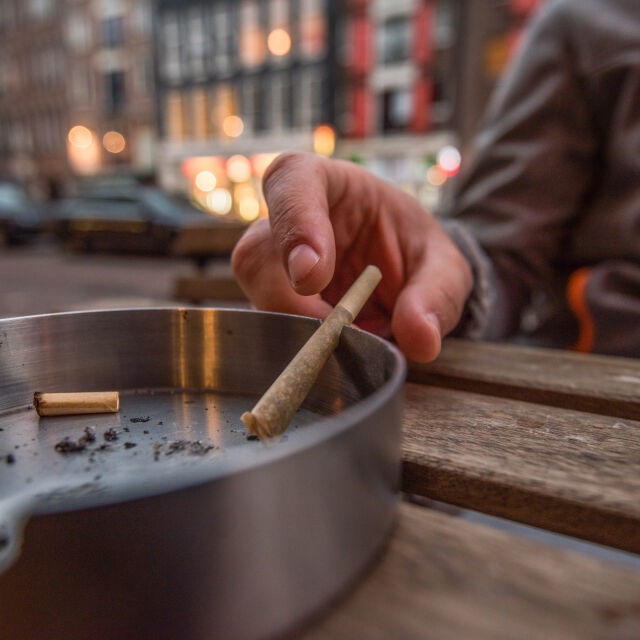 Амстердам забранява пушенето на марихуана на публични места
