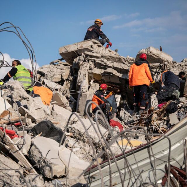  Българските избавителни екипи се върнаха от Турция, посрещнаха ги с аплодисменни 