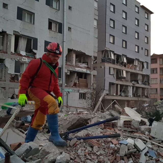 135 часа след труса: Български спасители извадиха жива жена изпод руините в Антакия