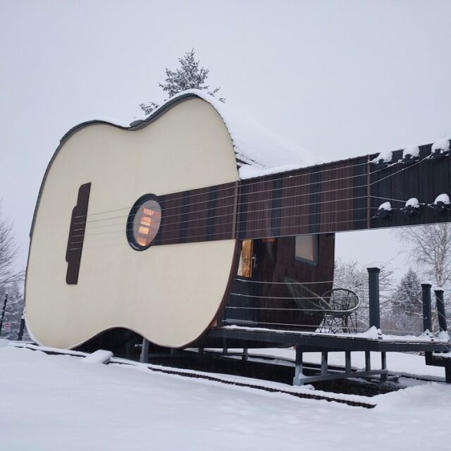 Двойка IT специалисти построи къща във формата на китара (СНИМКИ и ВИДЕО)