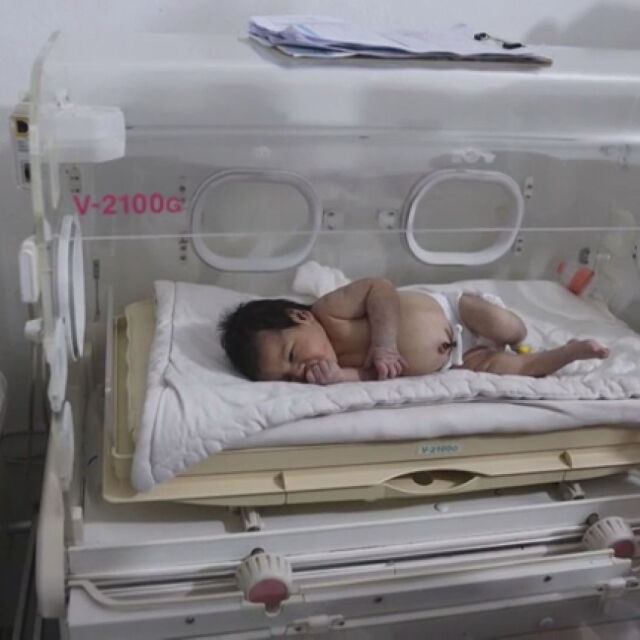 Въоръжени бунтовници опитали да отвлекат "бебето чудо", родено под развалините в Сирия