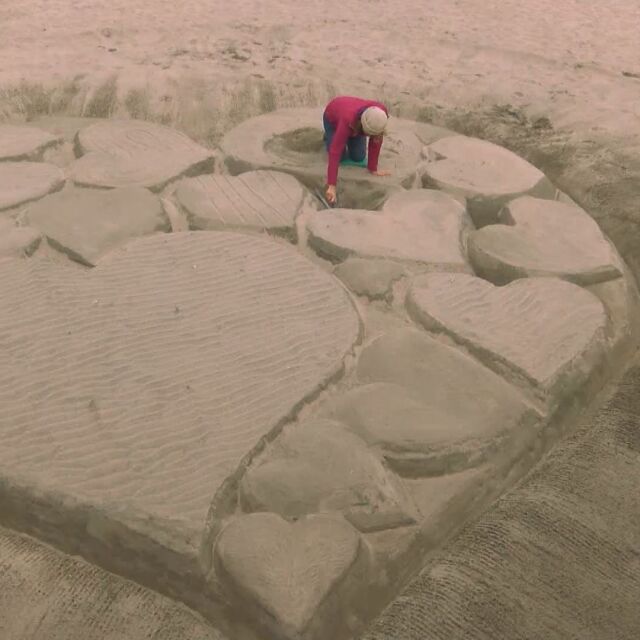 Сърца от пясък се появиха на плажа в Бургас за 14 февруари (ВИДЕО)