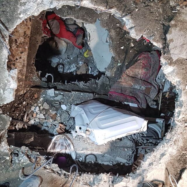 Пещерни спасители помагат на оцелели под руините в Турция