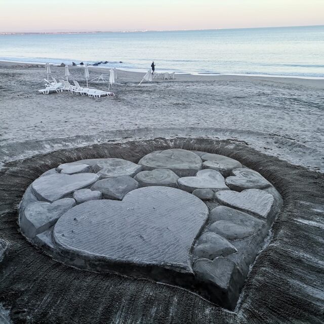 Огромна валентинка от 17 пясъчни сърца се появи на плажа в Бургас преди Свети Валентин