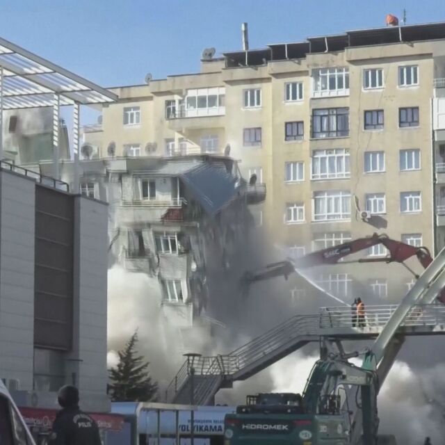 Сграда в Диарбекир рухна, докато работеха по нея с багер (ВИДЕО)