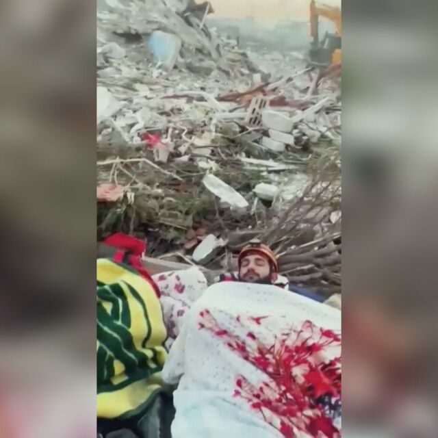 В битка с времето: Изтощени спасители в Турция спят сред руините на паднали сгради (ВИДЕО)