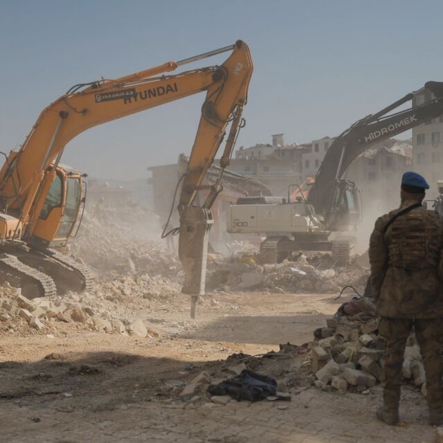 Специалният пратеник на bTV: Изграждат 30 000 жилища в Турция, спира издирването в област Ислахие