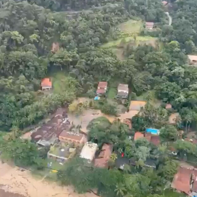Наводнения и свлачища отмениха карнавала в Бразилия, най-малко 36 загинали (ВИДЕО)