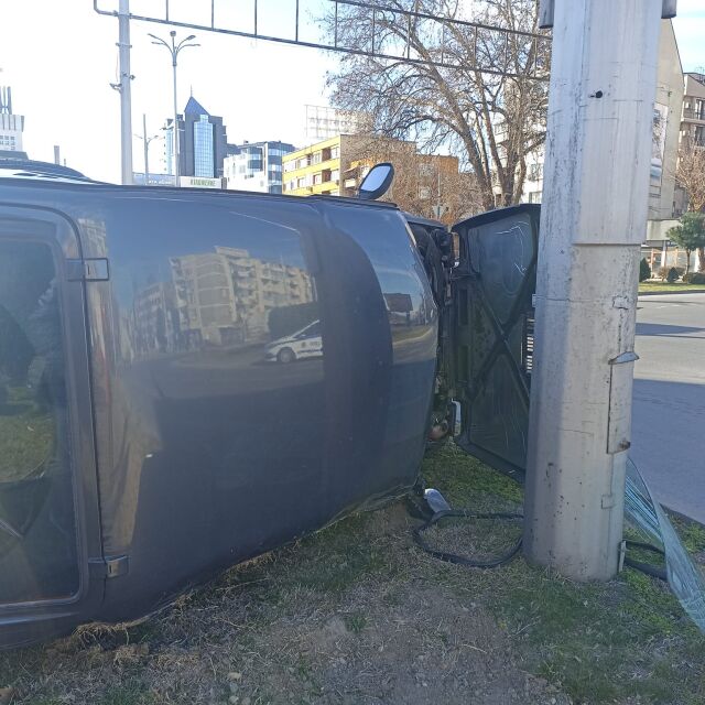 Отнето предимство: Автомобил се преобърна при катастрофа на кръгово в Пловдив (СНИМКИ)