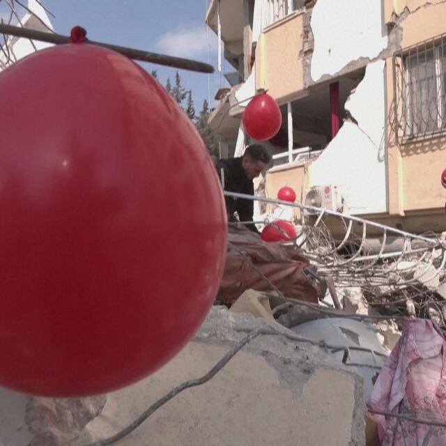 „Моят последен подарък за децата“: Балони над развалините след труса в Турция (ВИДЕО)