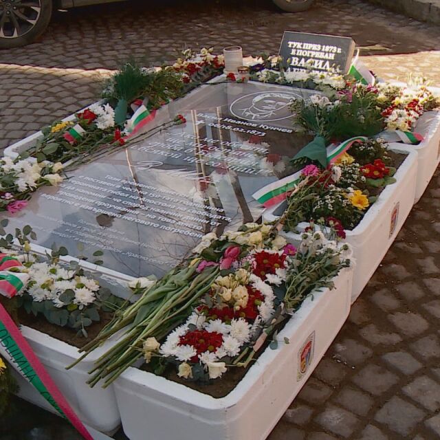 „Тук е погребан Левски“: Как надпис се появи върху две паркоместа в центъра на София?