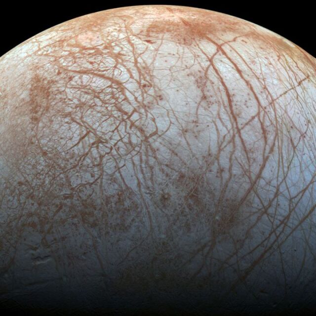 Живот извън Земята: Нов тип солен лед може да покрива луни на Юпитер и Нептун