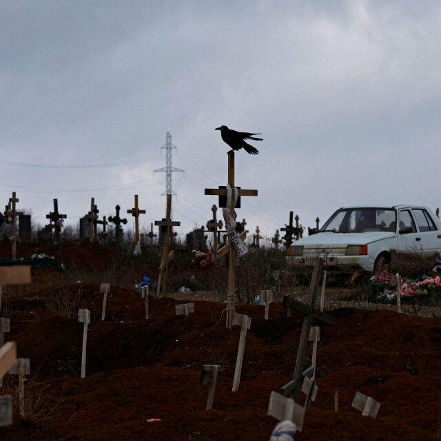 Срутени сгради, прахоляк, масови гробове - ето какво остана от Мариупол след година война (ВИДЕО)