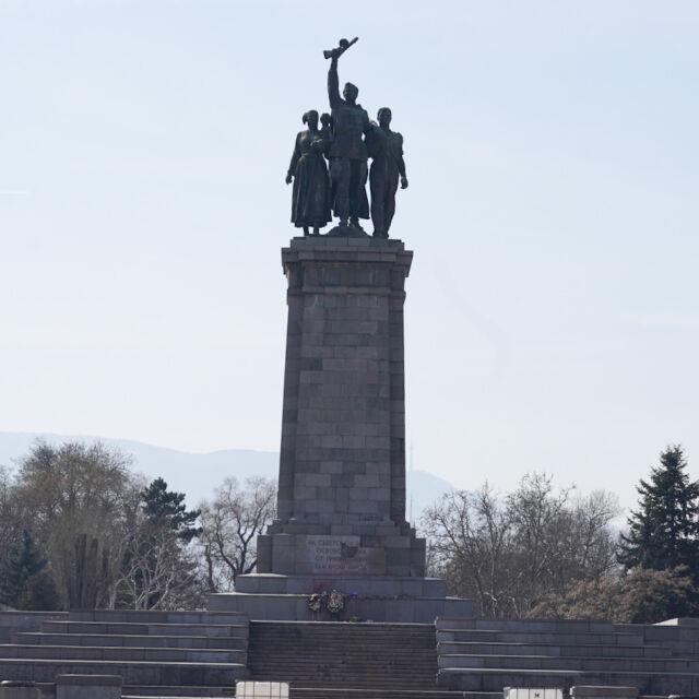 Атака срещу Паметника на съветската армия: Четирима задържани и политически реакции (ОБЗОР)